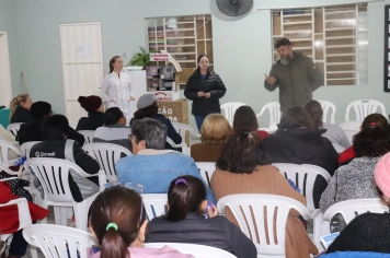 Palestra sobre uso correto de medicamentos é realizada no CRAS