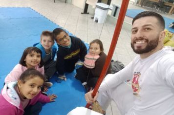 AULA DE CAPOEIRA É MAIS UMA OPÇÃO OFERECIDA AS CRIANÇAS E ADOLESCENTES DE NOVO CABRAIS 