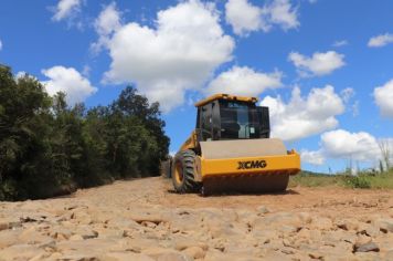 Secretaria de Obras executa melhorias e cascalhamento em estrada no Cortado