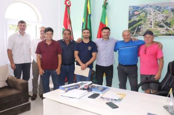 Prefeito recebe visita do deputado estadual Adão Pretto Filho