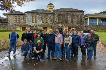 Produtores de Novo Cabrais buscam aprimoramento na viticultura e exploram o potencial do enoturismo em visita técnica a Bento Gonçalves