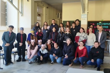 Alunos apresentam peça de teatro na Escola Municipal Pedro Lovato