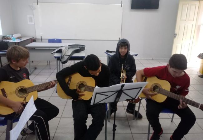 EDUCAÇÃO │MELODIA E CONHECIMENTO: A JORNADA MUSICAL DAS AULAS DE VIOLÃO NA EMEF PEDRO LOVATO