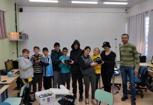 SECRETARIA DE EDUCAÇÃO DE NOVO CABRAIS DÁ INÍCIO AO PROGRAMA ROBÓTICA NA ESCOLA
