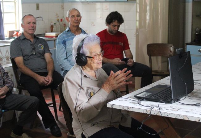 ‘Parteira raiz’: livro de Dona Livette é lançado a nível nacional