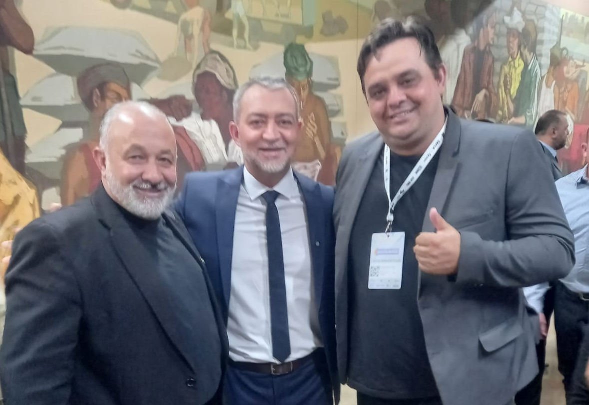 Viagem à Brasília: Prefeito e Vice retornam com o anúncio de uma nova patrola para o município 
