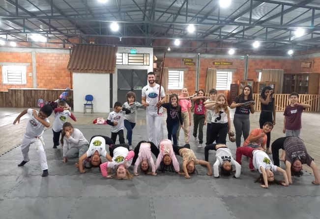 Aulas de capoeira movimentam crianças e jovens em Novo Cabrais 