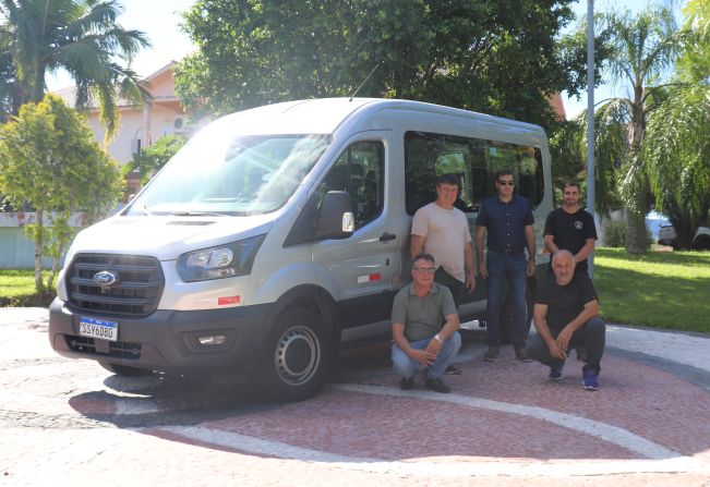 Saúde recebe nova van adaptada para o transporte de pacientes