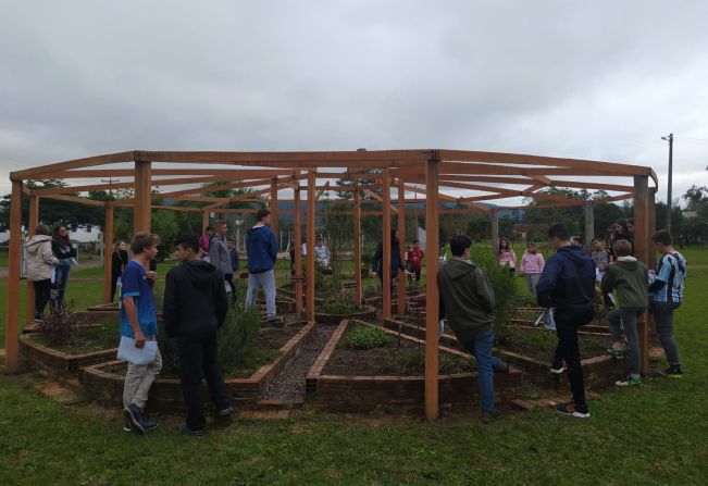 Explorando o poder das Plantas Bioativas: Alunos participam de atividade do Projeto Agroecologia no Horto Cura Tudo