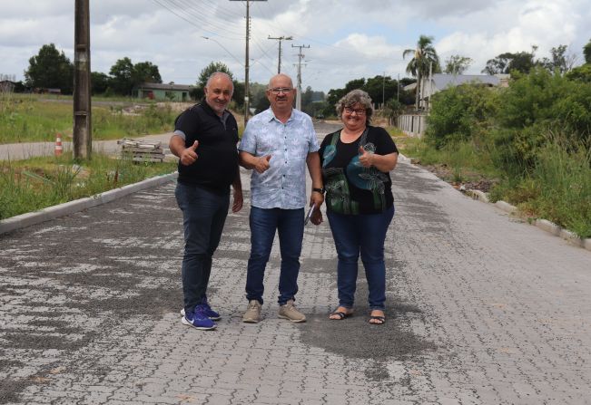 Prefeito recebe assessor de Paulo Pimenta e visita obras 