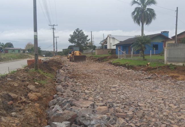 SECRETARIA DE OBRAS TRABALHA NA CONSTRUÇÃO DE TRECHO DA AVENIDA 28 DE DEZEMBRO