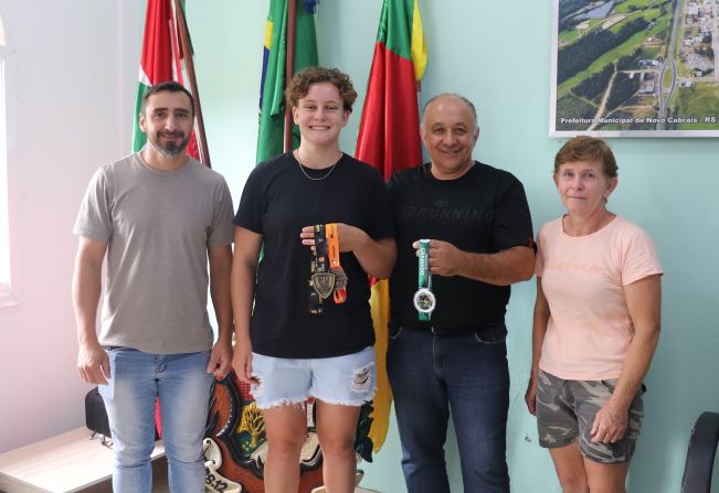 Estrela do futsal: prefeito recebe Alemoa em seu gabinete