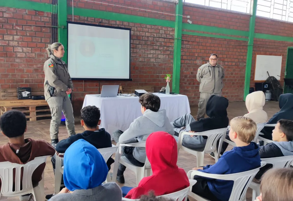 Escola Municipal Teófilo Teodoro Streck promove conscientização sobre o maio laranja 